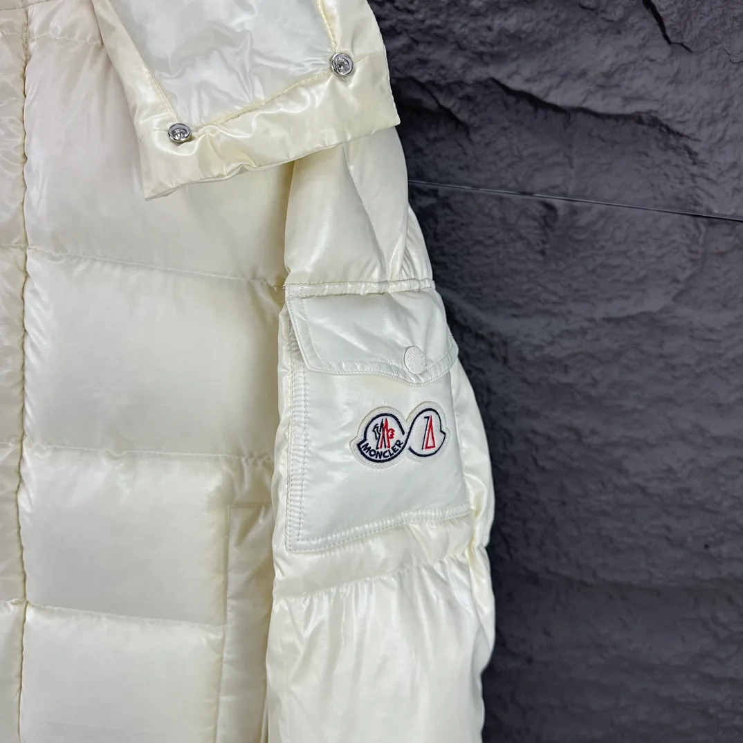 P390 Moncler/ 2026 70 、 。 DNA ， ， 。 Classic ， 、 。 Classic 70 。 Quality， 90 ，Premium Quality ， ，Black ！ Sizes M-3XL